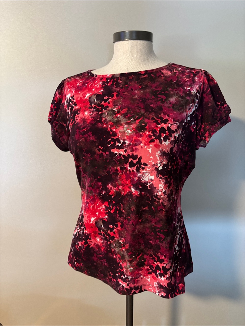 Floral-Print Short Sleeve Tee in Red and Pink